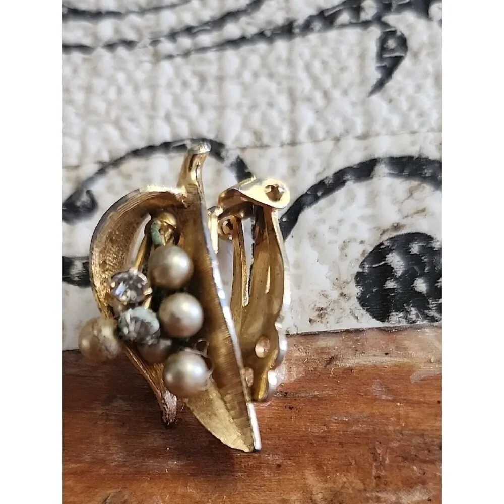 Vintage  Gold-Tone Pearl Cluster Leaf Clip-On Earrings
